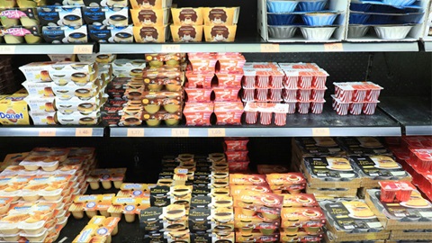 Postres lácteos en el lineal del supermercado
